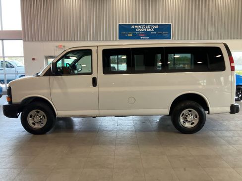 Used 2015 Chevrolet Express 3500 RWD image 8