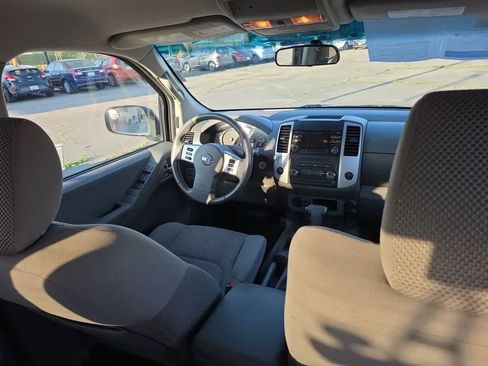 Used 2013 Nissan Frontier SV image 32