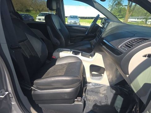 Used 2019 Dodge Grand Caravan SXT FWD image 29