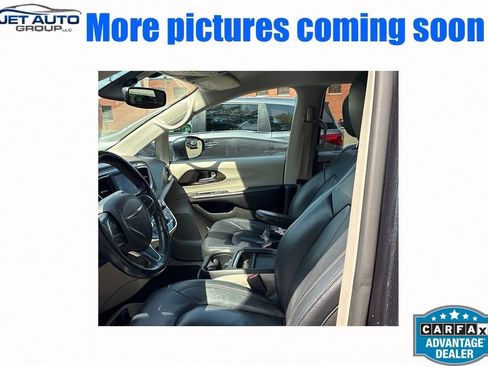 Used 2019 Chrysler Pacifica Touring-L FWD image 3