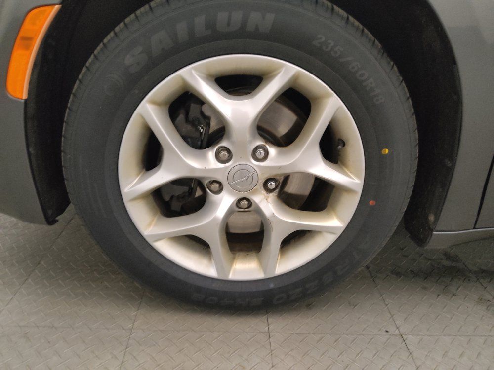 Used 2017 Chrysler Pacifica Touring-L w/ Tire & Wheel Group FWD image 31
