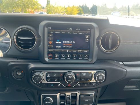 Used 2022 Jeep Wrangler Unlimited Sahara image 25