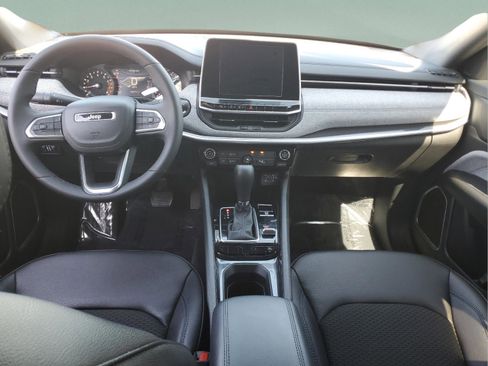 Used 2025 Jeep Compass Latitude AWD/4WD image 8