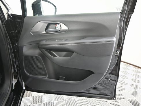 New 2026 Chrysler Pacifica Select image 12