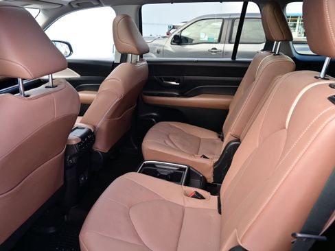 Used 2025 Toyota Grand Highlander AWD image 16