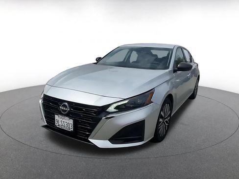 Used 2024 Nissan Altima 2.5 SV FWD image 7