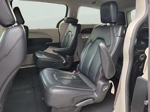 Used 2022 Chrysler Pacifica Touring-L FWD image 24