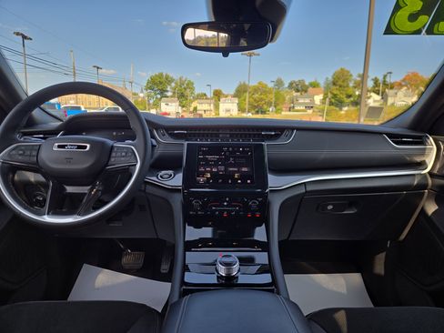 Used 2023 Jeep Grand Cherokee Altitude image 14