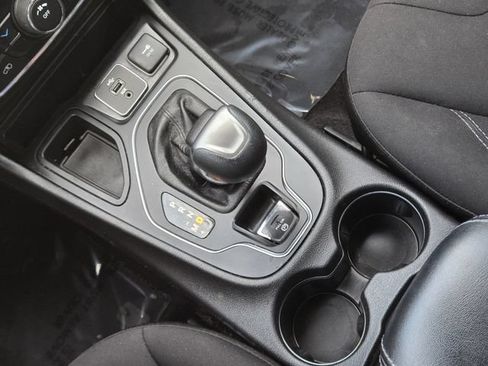 Used 2019 Jeep Cherokee Latitude w/ Popular Appearance Group FWD image 19