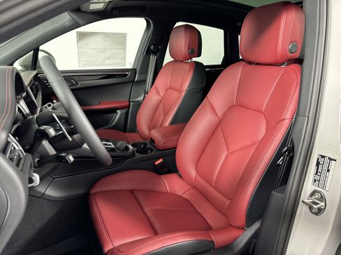 Certified 2025 Porsche Macan image 5