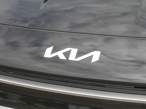 Used 2023 Kia Niro SX Touring FWD image 7