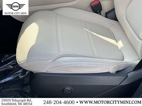 Used 2025 Mercedes-Benz GLC 300 4MATIC image 21