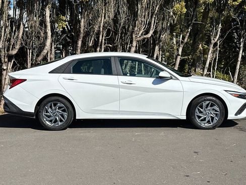 Used 2024 Hyundai Elantra Blue image 3