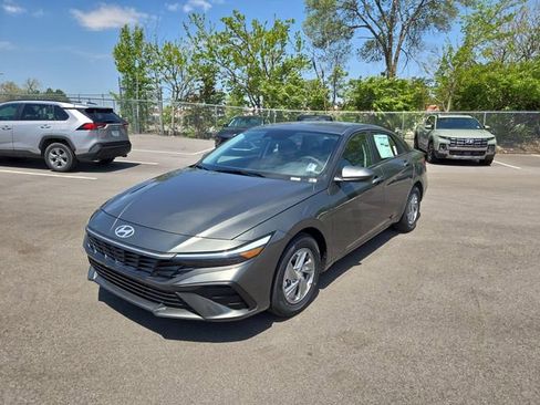 New 2026 Hyundai Elantra SE FWD image 2