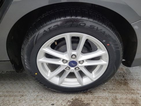 Used 2016 Ford Focus SE w/ SE Cold Weather Package image 31