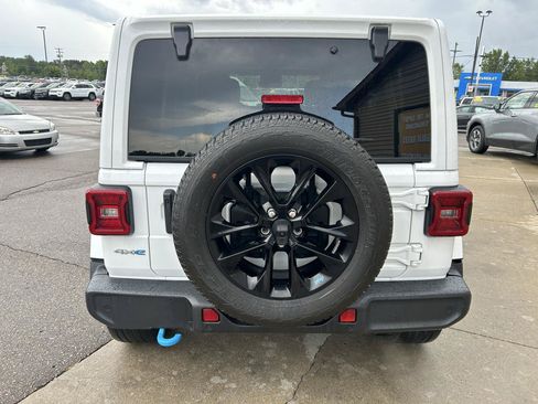 Used 2022 Jeep Wrangler Unlimited Sahara w/ Cold Weather Group AWD/4WD image 6