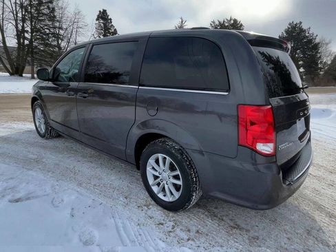 Used 2019 Dodge Grand Caravan SXT image 3