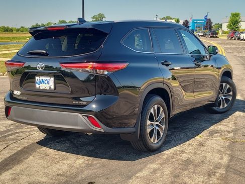 Used 2022 Toyota Highlander XLE AWD/4WD image 4