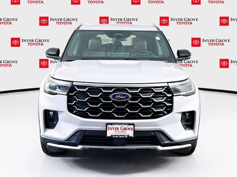Used 2025 Ford Explorer Platinum AWD/4WD image 2