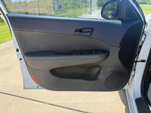 Used 2010 Hyundai Elantra GLS FWD image 23