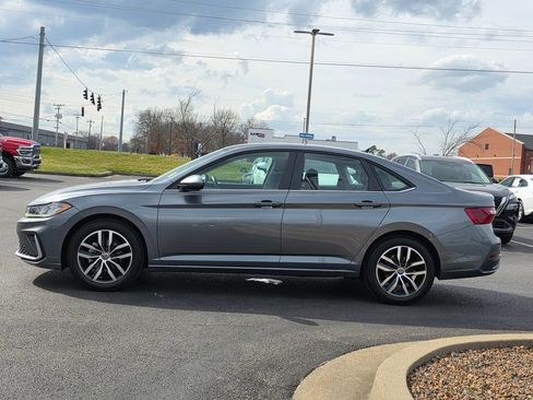 Used 2025 Volkswagen Jetta SE image 8