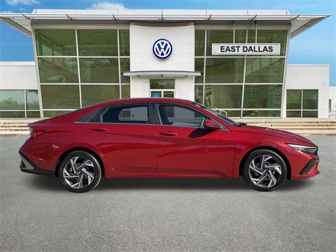 Used 2025 Hyundai Elantra SEL image 3