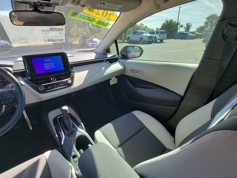 Used 2025 Toyota Corolla LE image 3