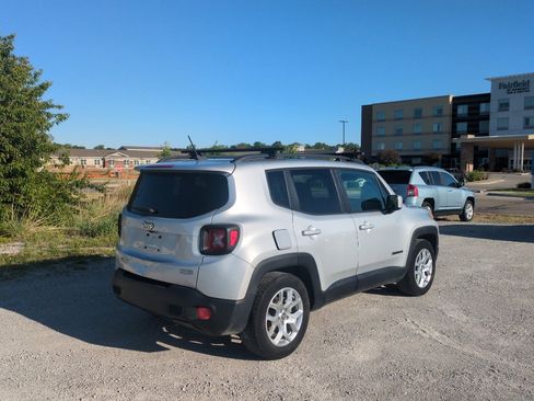 Used 2015 Jeep Renegade Latitude FWD image 6