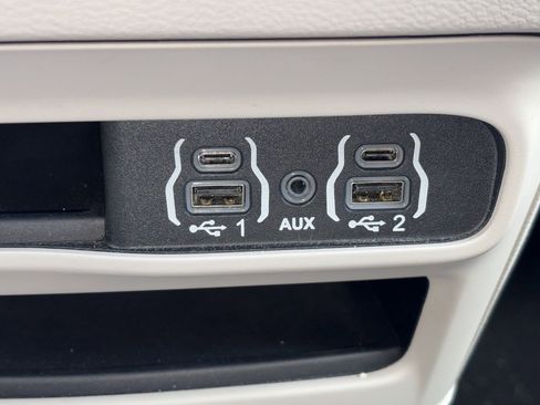 Used 2023 Chrysler Pacifica Touring-L FWD image 17