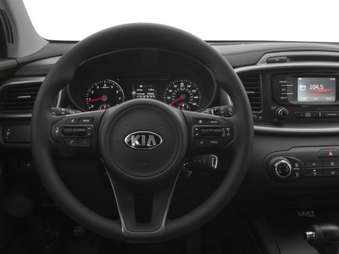 Used 2017 Kia Sorento AWD w/ LX Convenience Package image 4