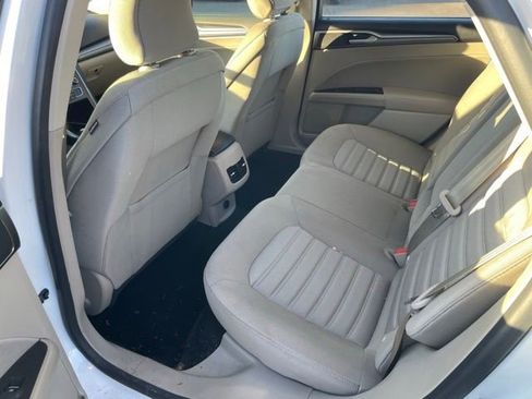 Used 2019 Ford Fusion SE FWD image 9