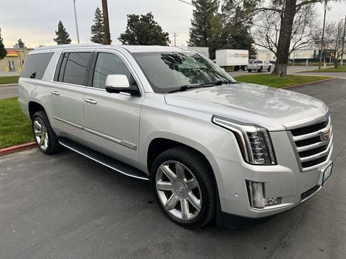 Used 2020 Cadillac Escalade ESV Luxury image 3
