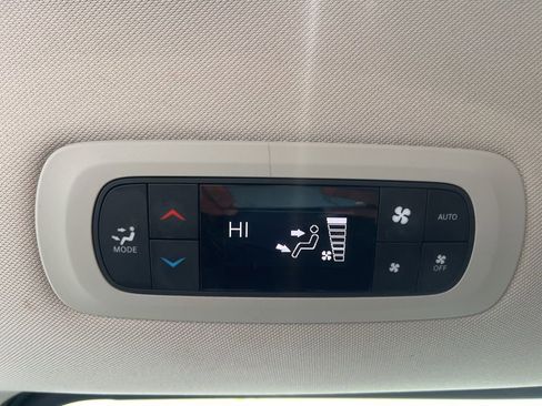 Used 2023 Chrysler Pacifica Touring-L image 28