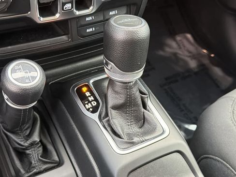 Used 2022 Jeep Gladiator Sport image 16