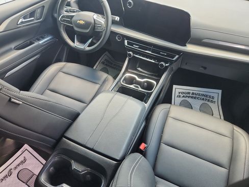 Used 2025 Chevrolet Traverse LT FWD image 21