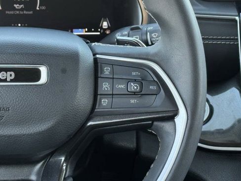 Used 2023 Jeep Grand Cherokee Laredo image 16