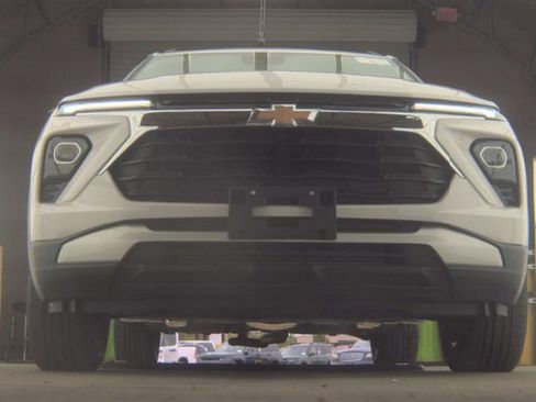 Used 2025 Chevrolet TrailBlazer LT AWD/4WD image 3