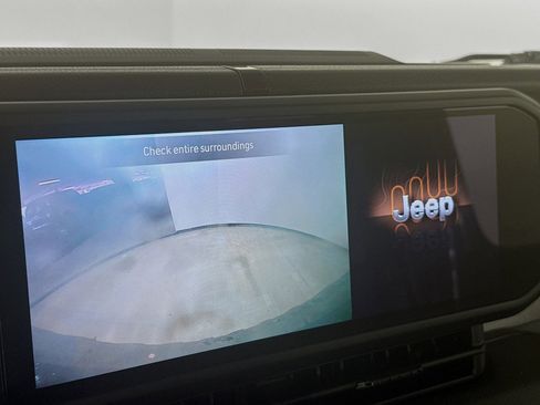 Used 2024 Jeep Wrangler Unlimited image 14