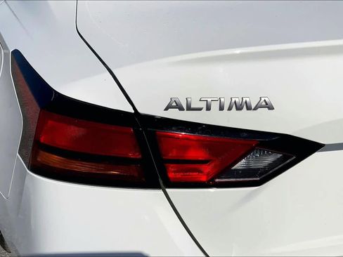 Used 2025 Nissan Altima 2.5 SV FWD image 27