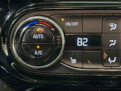 Used 2024 Chevrolet Trax LT w/ Sunroof Package image 20