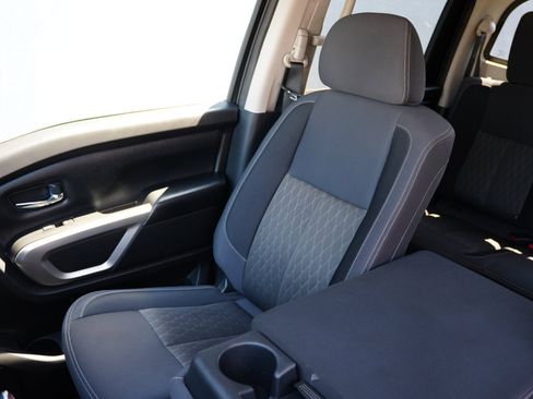 Used 2022 Nissan Titan SV image 11