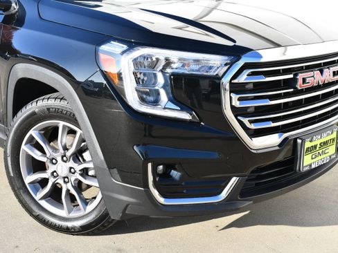 Used 2024 GMC Terrain SLT image 3