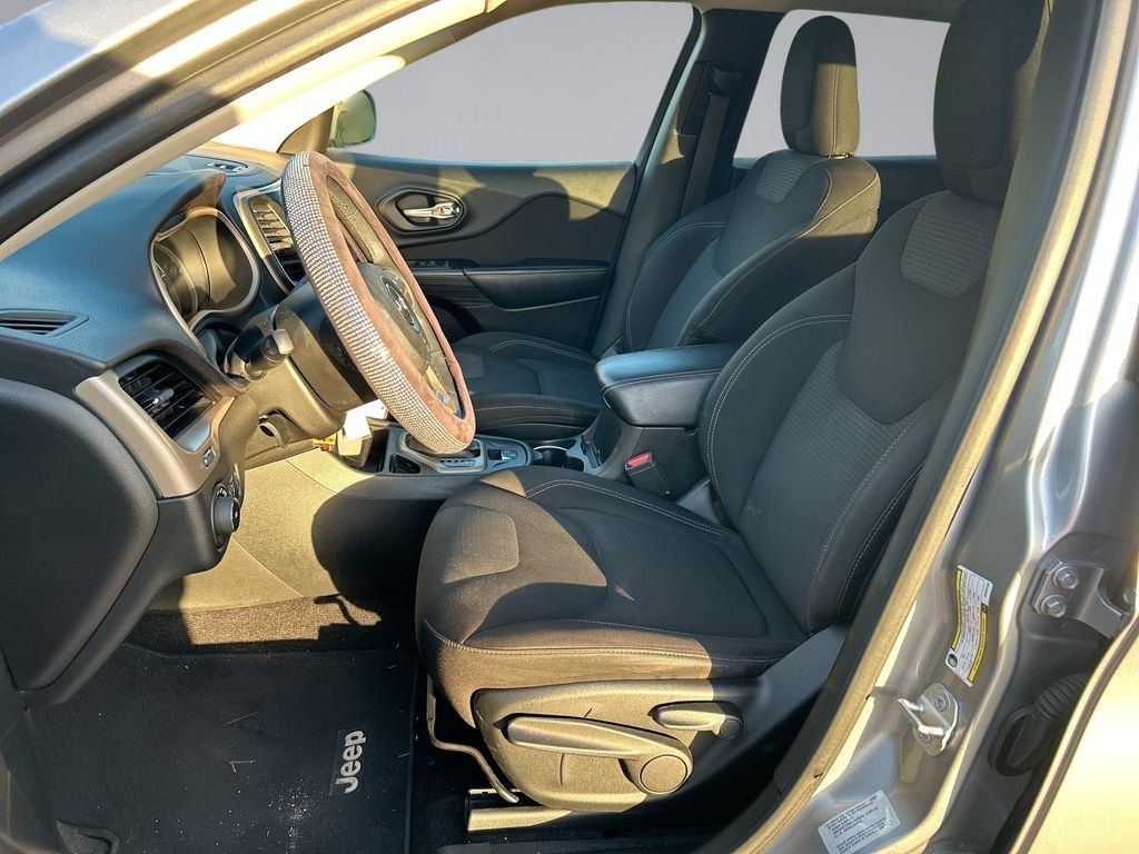 Used 2017 Jeep Cherokee Latitude FWD image 11