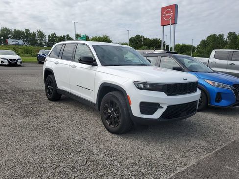 Used 2024 Jeep Grand Cherokee Altitude RWD image 21