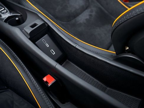 Used 2025 McLaren Artura Spider image 61