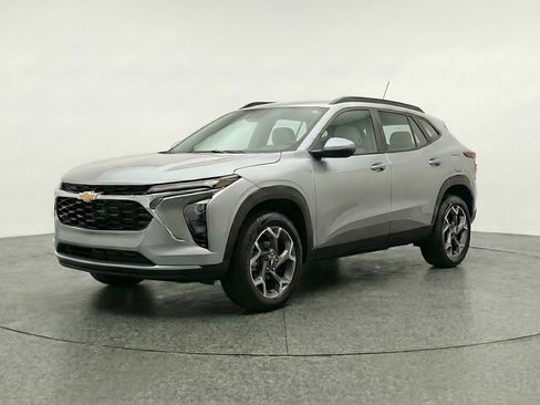 Used 2025 Chevrolet Trax LT FWD image 3