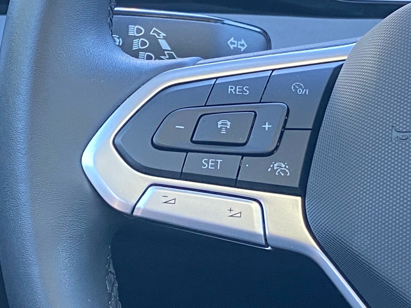 Certified 2025 Volkswagen Jetta SE w/ Sunroof Package FWD image 7