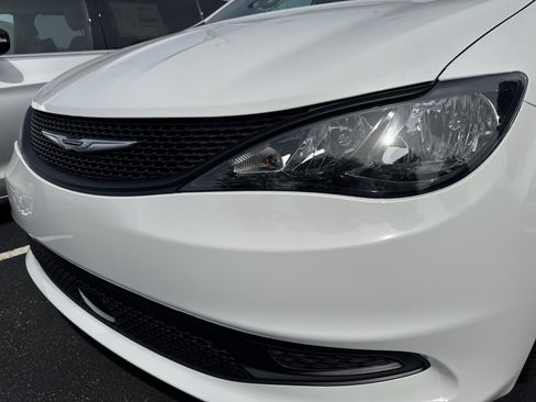 New 2026 Chrysler Voyager LX image 4