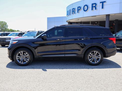 Used 2024 Ford Explorer XLT w/ Equipment Group 202A AWD/4WD image 2