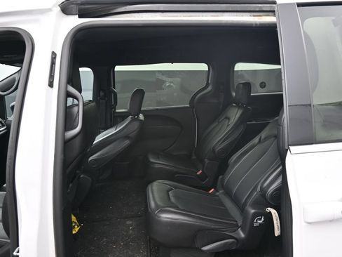 Used 2025 Chrysler Pacifica Select FWD image 16